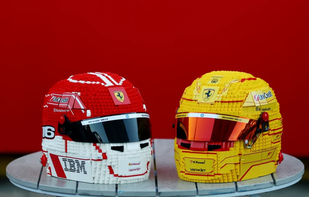Presentación cascos LEGO F1 Leclerc y Hamilton