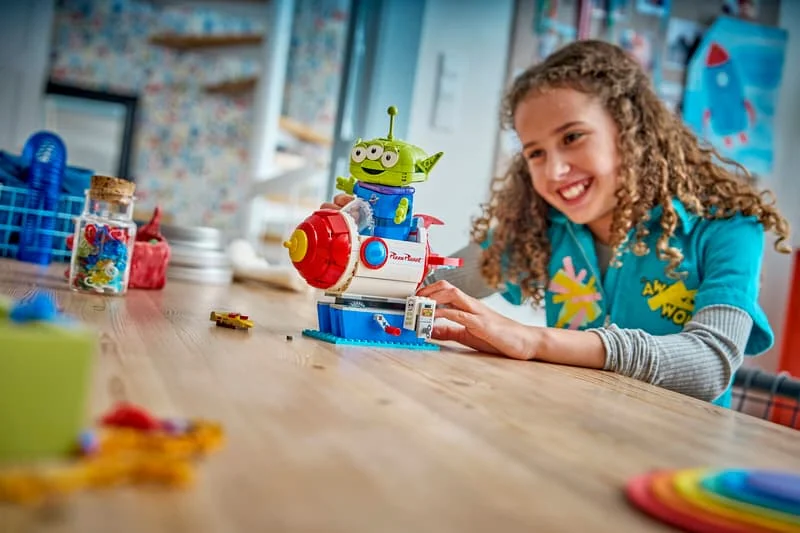 Lotso y el Alien de Pizza Planet: dos nuevos sets de Toy Story llegan a LEGO en mayo 7 43307 Lego Disney Toy Story marcianito con cohete y pizza planet