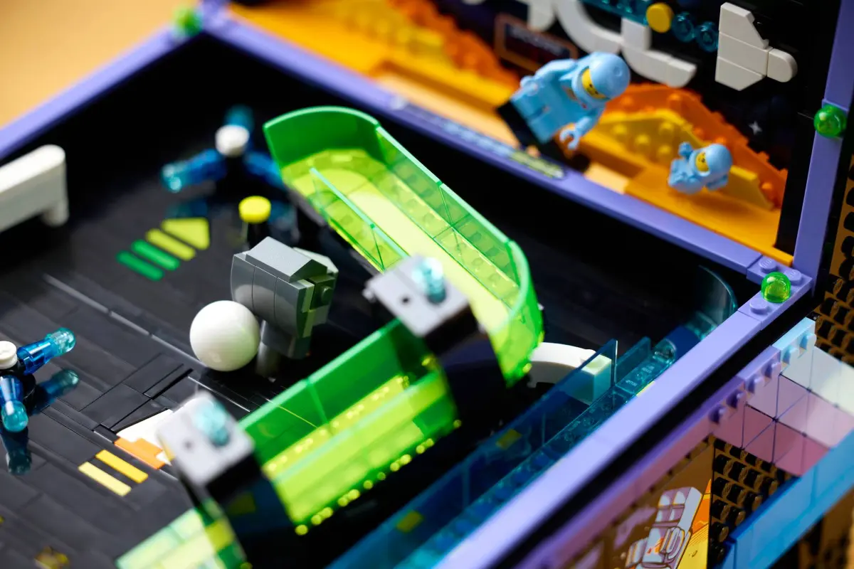 LEGO Icons 11374 Arcade Pinball Machine 03