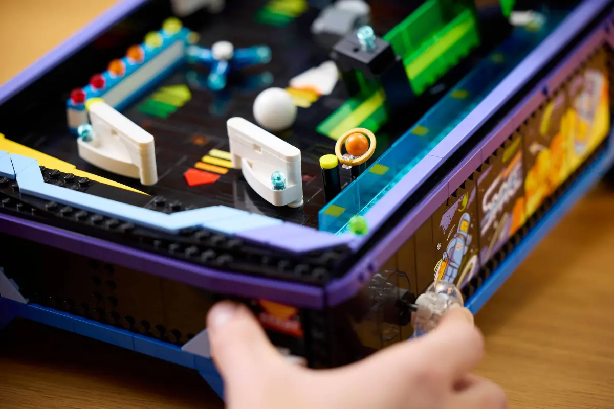LEGO Icons 11374 Arcade Pinball Machine 06