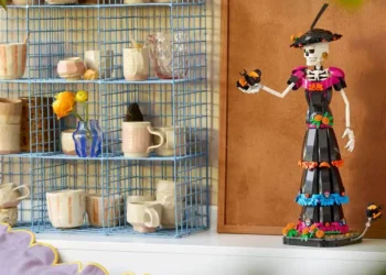 LEGO Ideas 21372 La Catrina, figura de esqueleto con sombrero de flores de cempasúchil y mariposa monarca