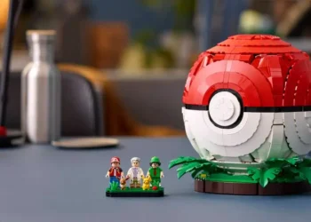 Set LEGO 72154 Poké Ball: Grandes Momentos del Entrenador abierto mostrando la escena de combate y el laboratorio del Profesor Oak