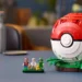 Set LEGO 72154 Poké Ball: Grandes Momentos del Entrenador abierto mostrando la escena de combate y el laboratorio del Profesor Oak