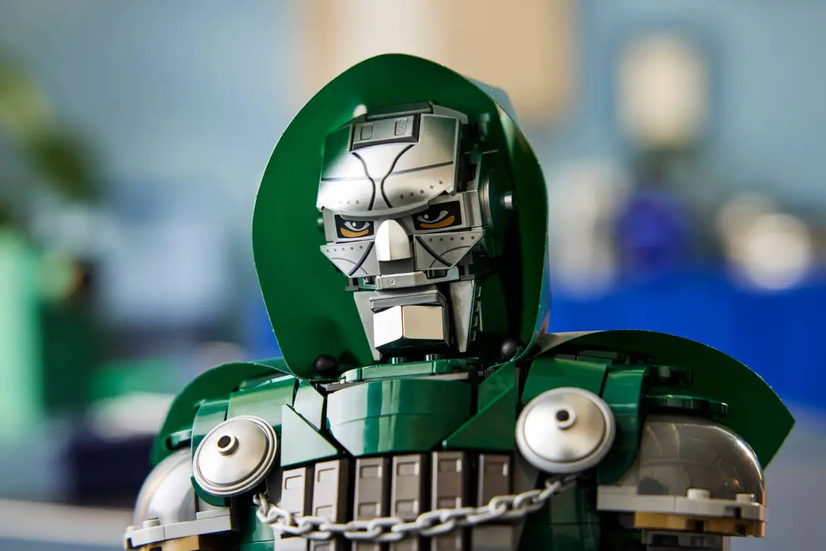 LEGO 76345 Busto del Doctor Doom 01