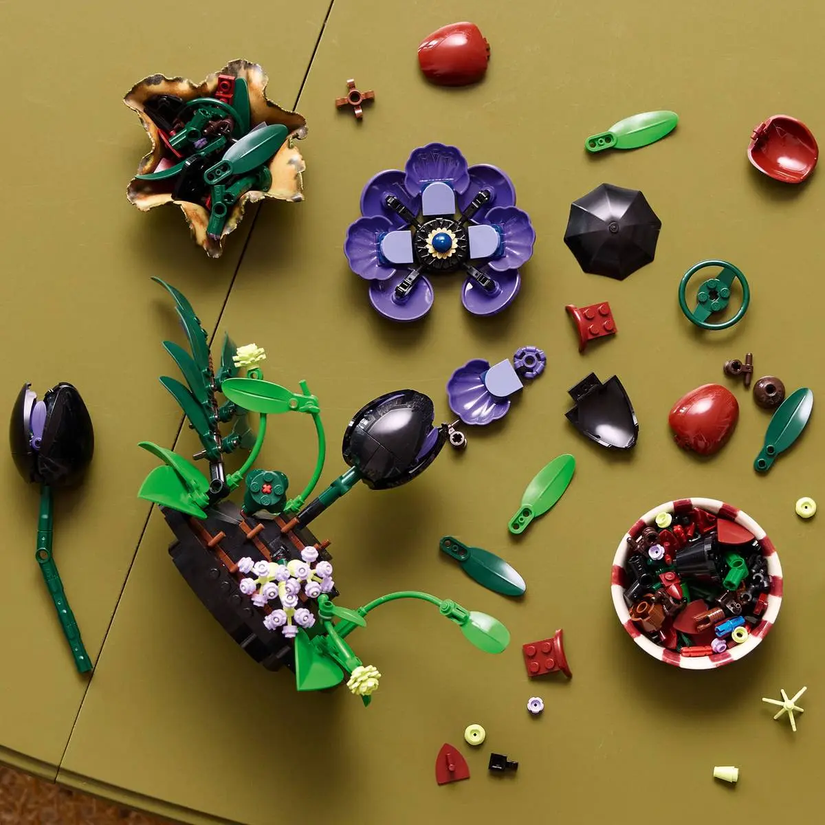 LEGO Botanicals 11513 Arreglo Floral Oscuro 01