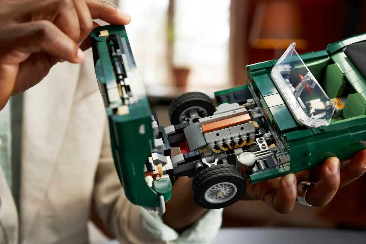 LEGO Icons 11381 Jaguar E-Type 01