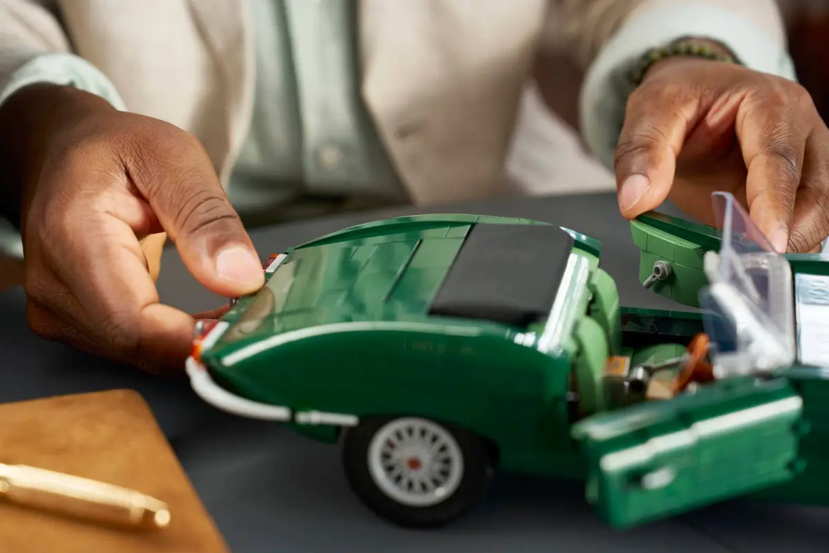 LEGO Icons 11381 Jaguar E-Type 02