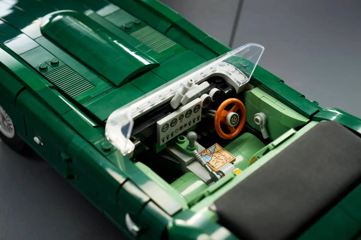LEGO Icons 11381 Jaguar E-Type 03