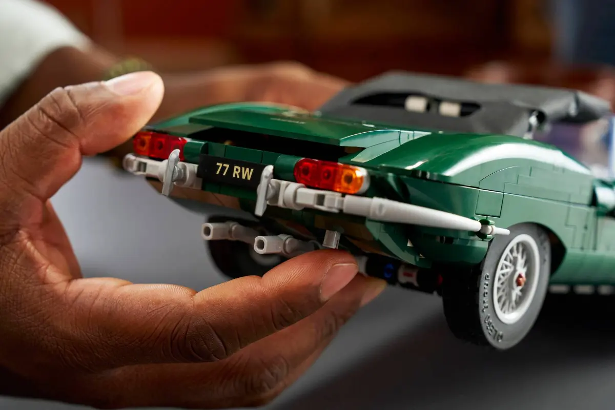 LEGO Icons 11381 Jaguar E-Type 04