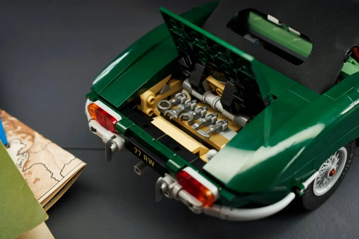 LEGO Icons 11381 Jaguar E-Type 05