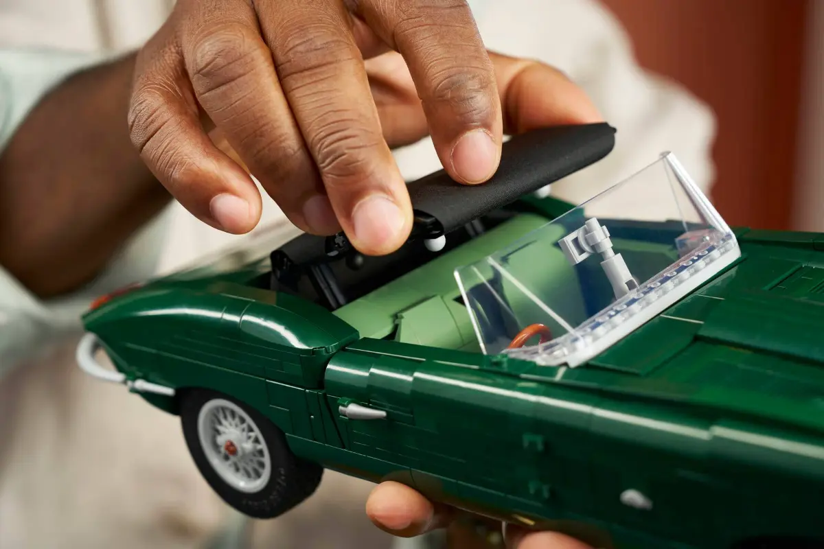LEGO Icons 11381 Jaguar E-Type 06