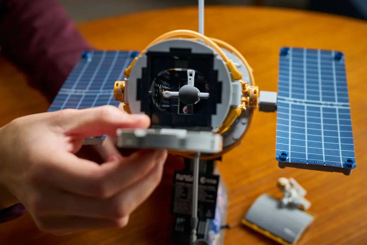LEGO Icons 11382 Telescopio Espacial Hubble 01
