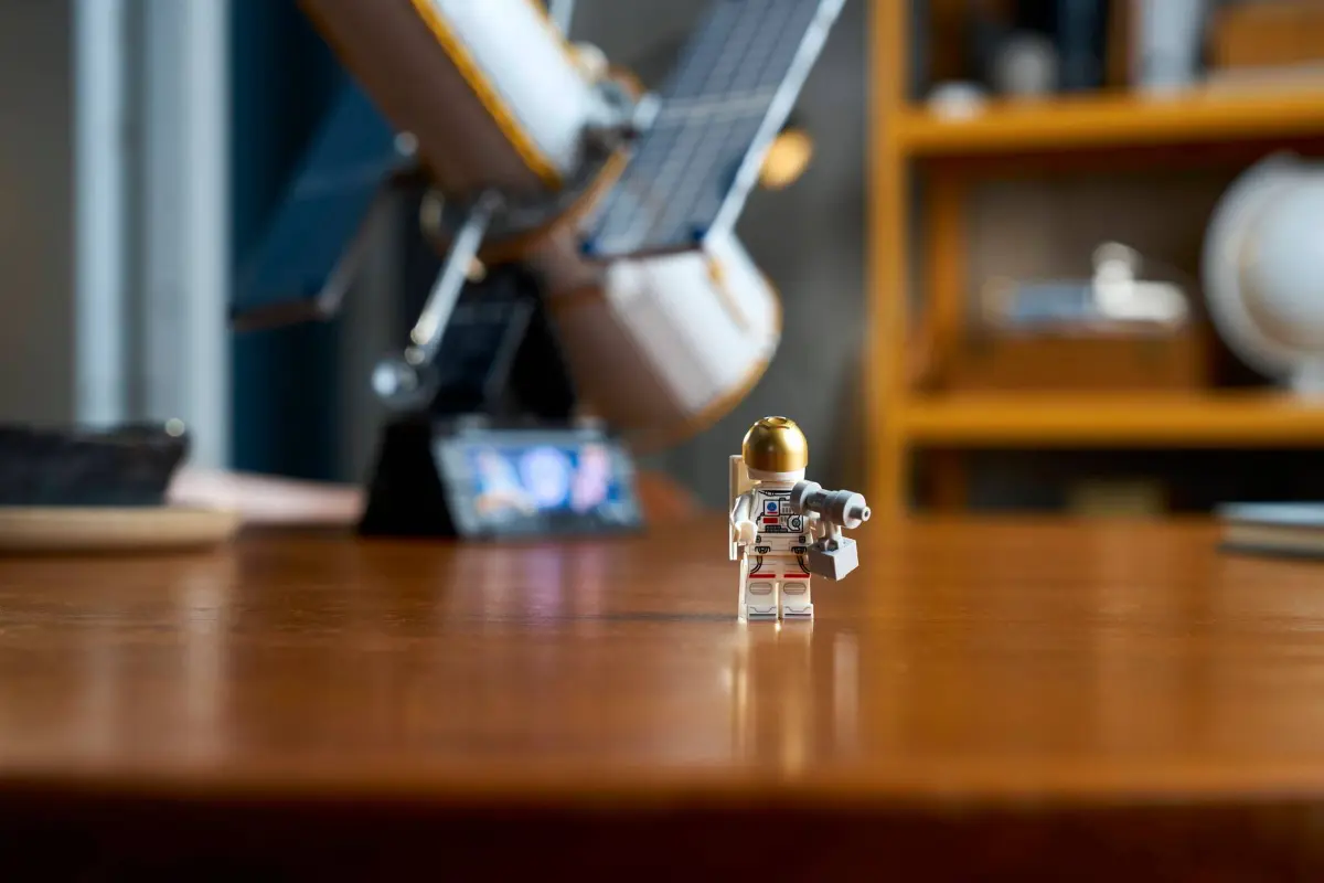 LEGO Icons 11382 Telescopio Espacial Hubble minifigura astronauta