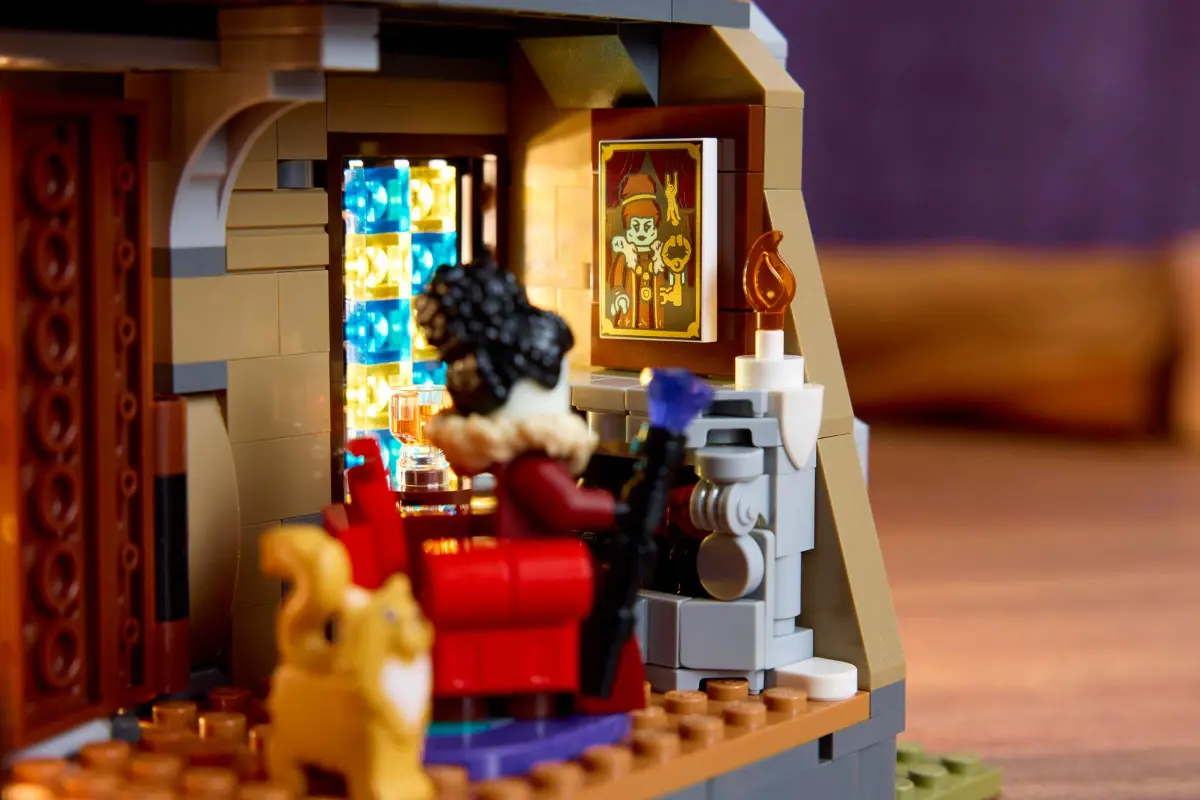 LEGO ICONS 11383 Mansión de la Alcaldesa 04