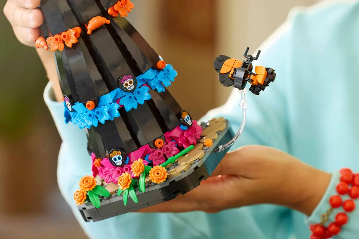LEGO Ideas 21372 La Catrina 01