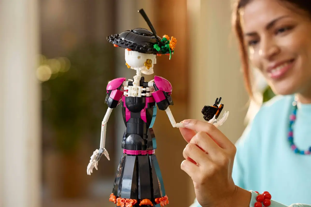 LEGO Ideas 21372 La Catrina 02