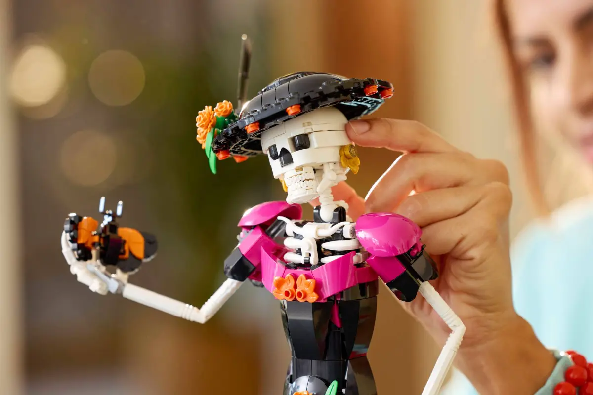 LEGO Ideas 21372 La Catrina 03
