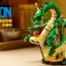 LEGO Icons 11390 Dragon Ball: Shenron & Goku, dragón enroscado en el pilar con Goku niño sobre la nube Kinton
