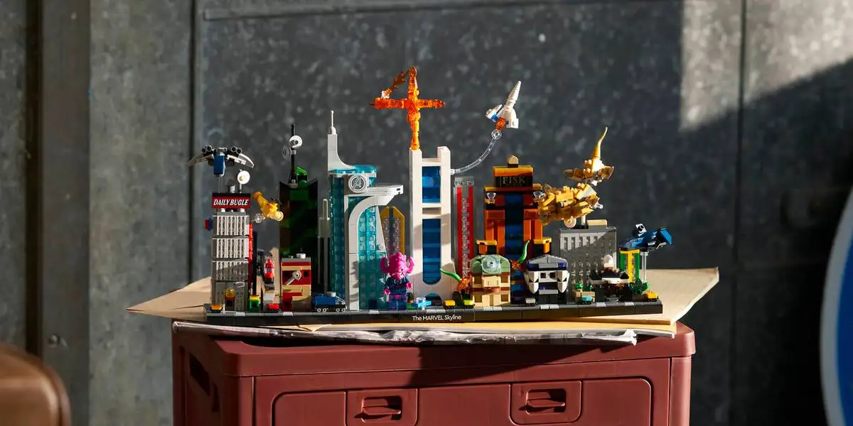 LEGO 67006 Horizonte de Marvel con la minifigura de Galactus junto al skyline a microescala
